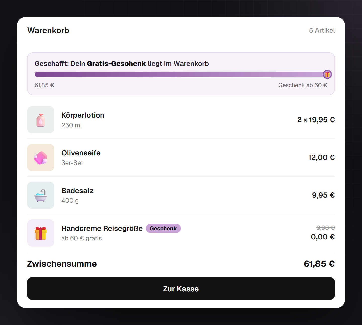 Warenkorb mit Körperlotion, Olivenseife und Badesalz für 61,85 Euro, der Balken ist voll, und die Handcreme in Reisegröße liegt als Gratis-Geschenk für 0 Euro statt 9,90 Euro darin